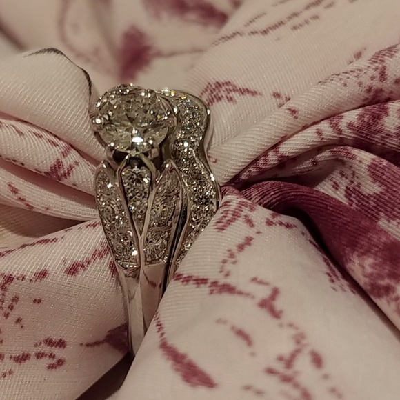 Stunning Diamond engagement and wedding ring - Picture 3 of 6